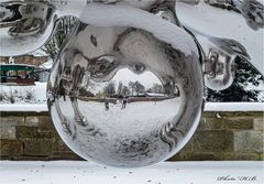 Spiegelung in einem silbernen Kunstobjekt.