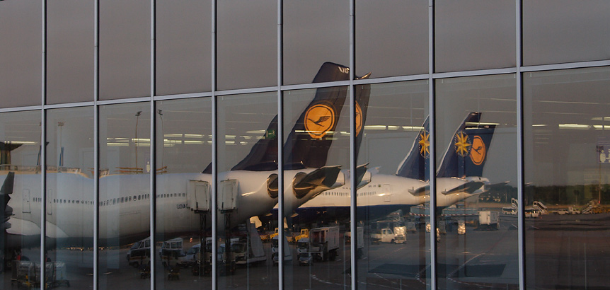 Spiegelung in Frankfurter Flughafen.