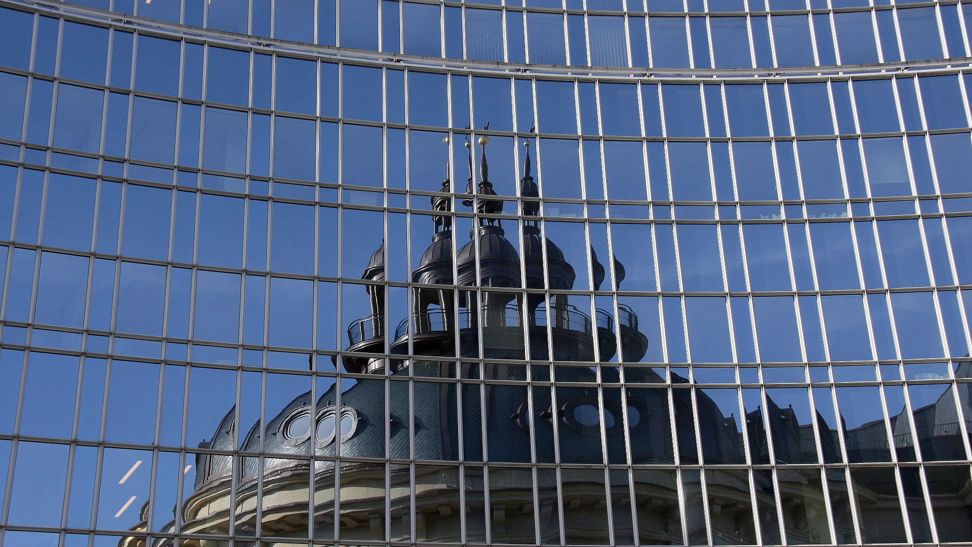 Spiegelung in Glas-Fassade