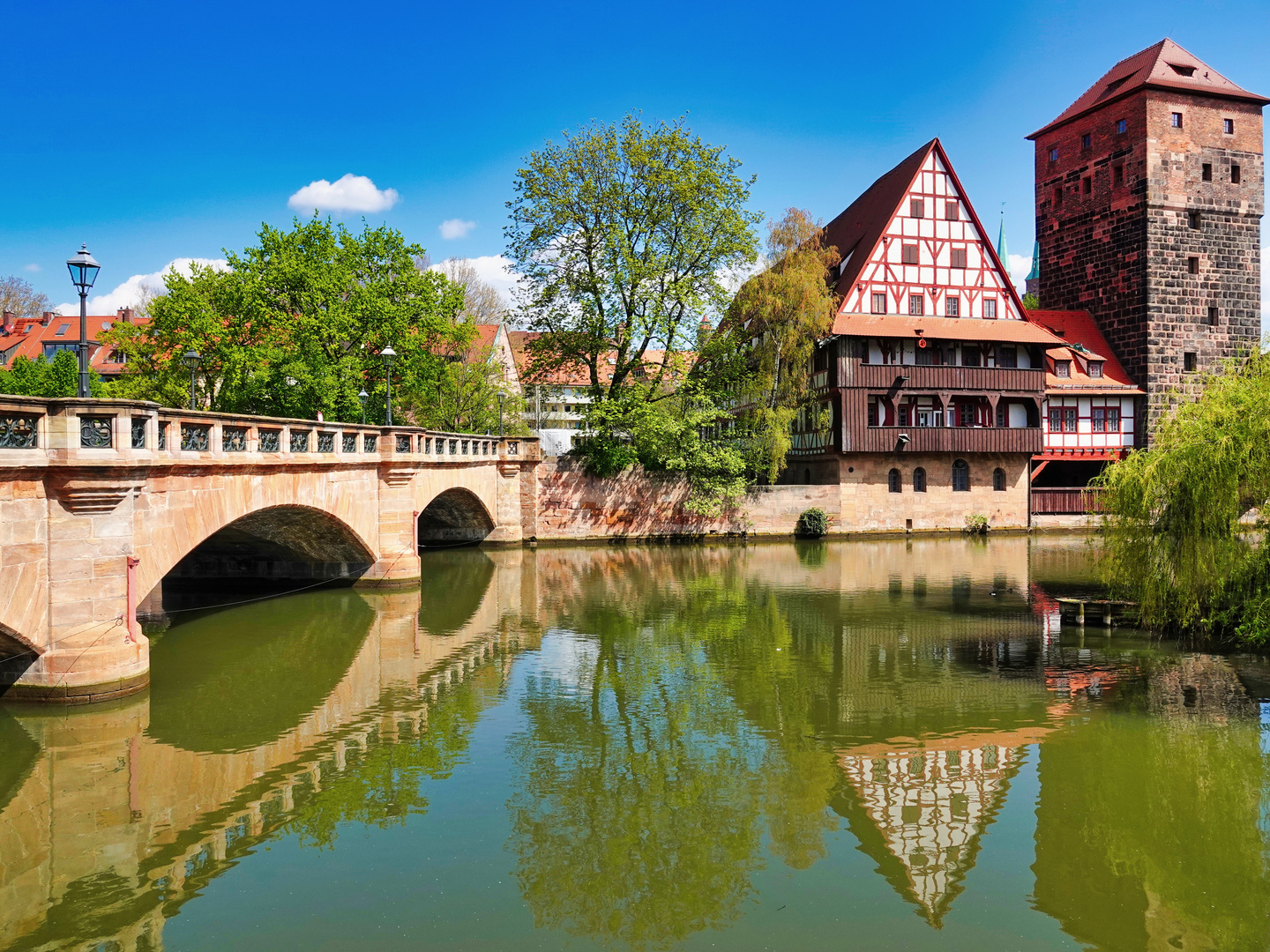 Spiegelung in Nürnberg  1