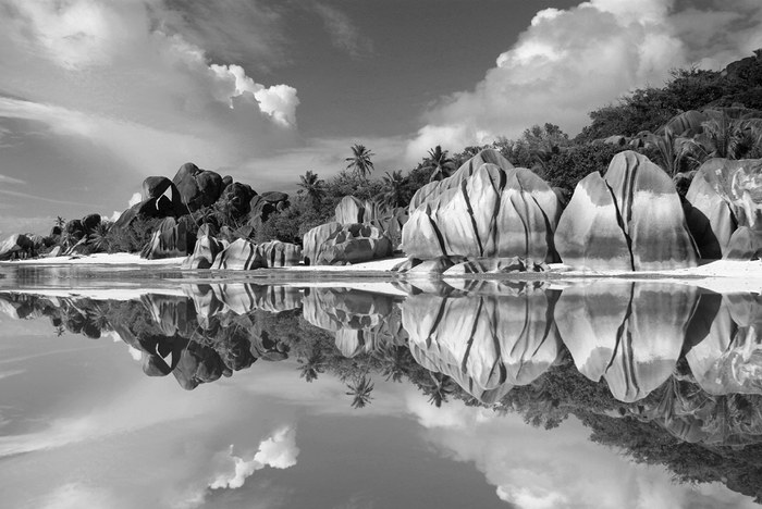 Spiegelung La Digue by Robert Issing