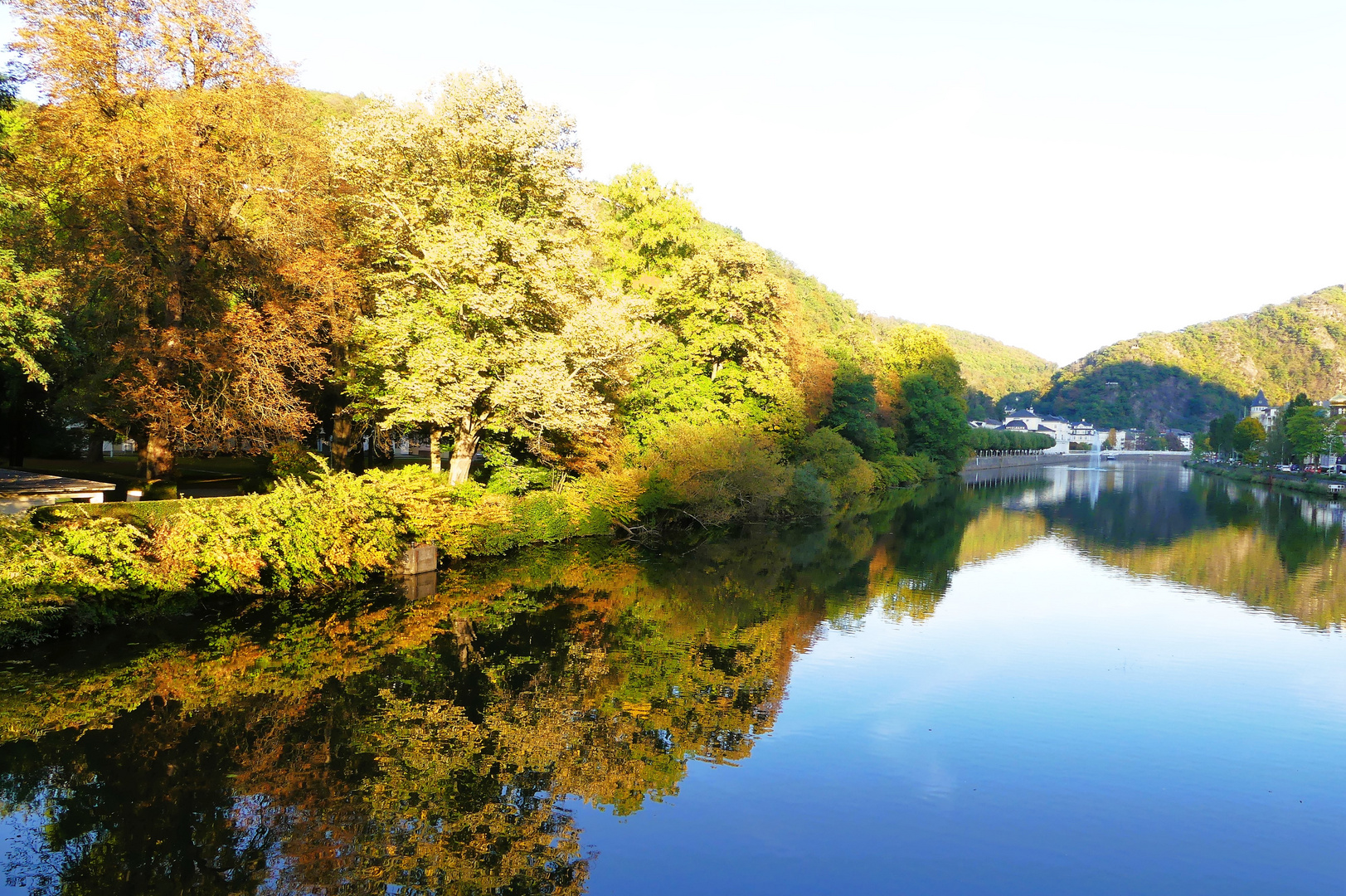 Spiegelung lahnaufwärts zum Kurgebiet von Bad Ems