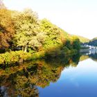 Spiegelung lahnaufwärts zum Kurgebiet von Bad Ems