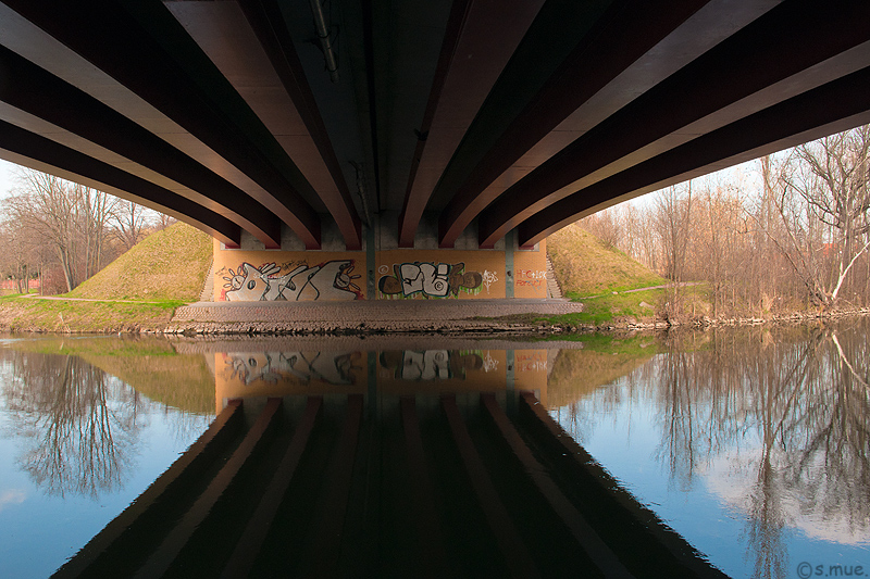 Spiegelung mit Brücke