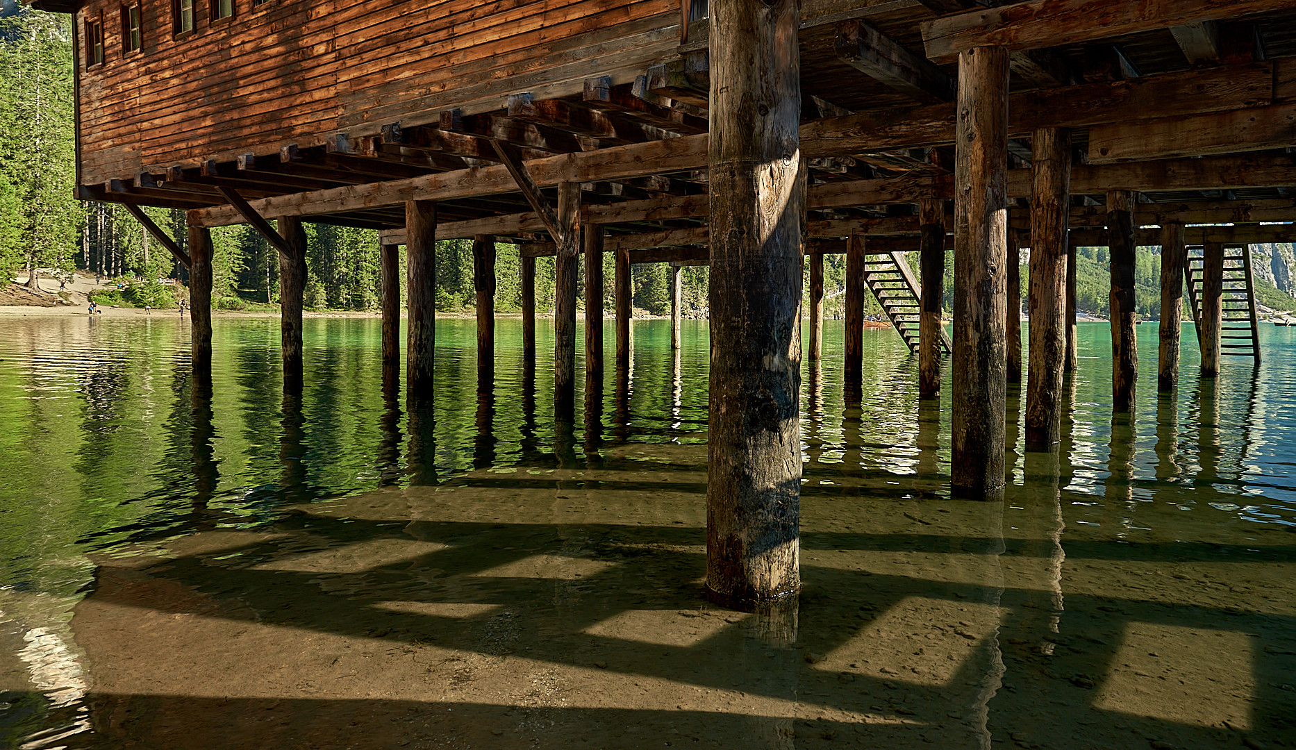 Spiegelung mit Lichtschattenspiel unter dem Bootshaus am Pragser Wildsee...