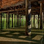 Spiegelung mit Lichtschattenspiel unter dem Bootshaus am Pragser Wildsee...