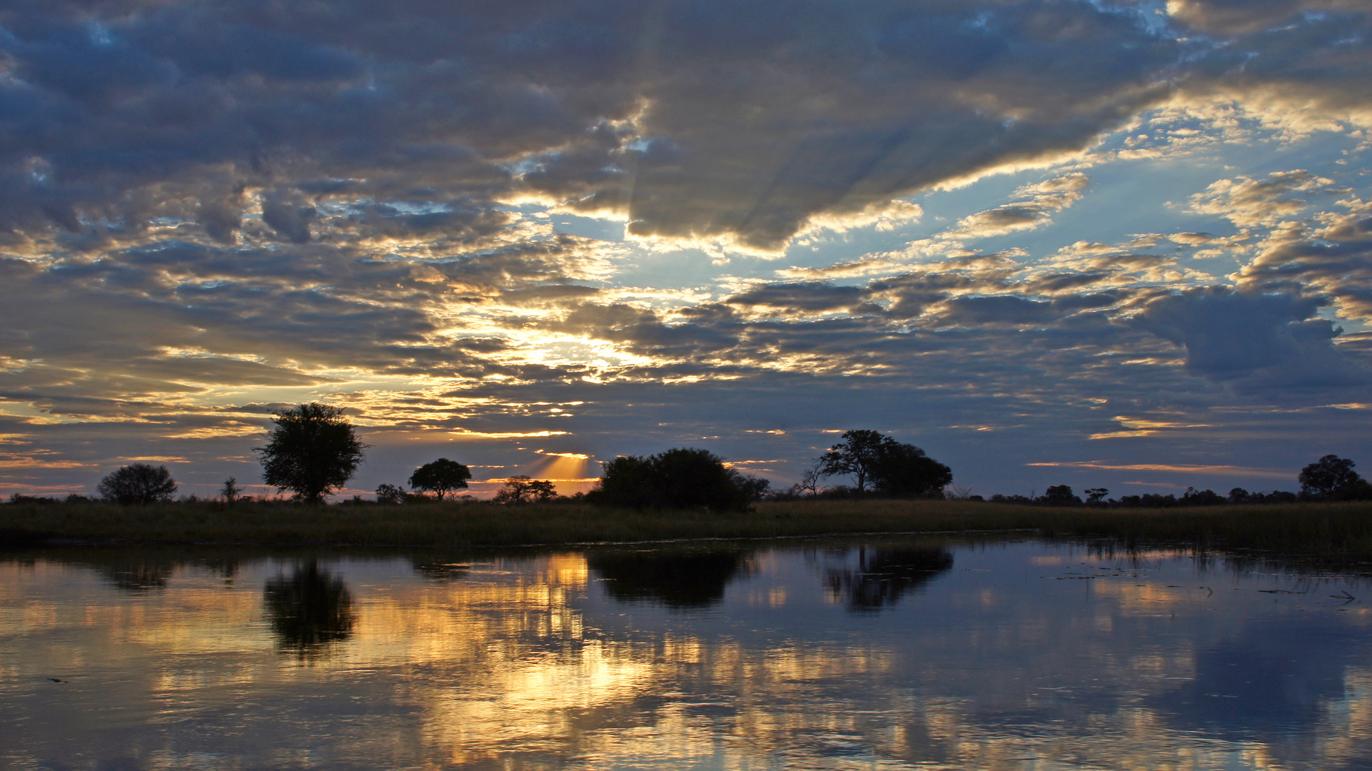 Spiegelung mit Sonnenuntergang