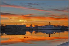 Spiegelung mit Sonnenuntergang