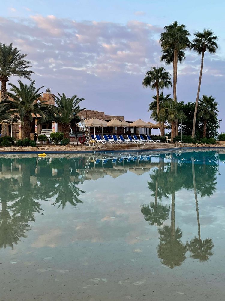 Spiegelung mit Wölkchen Foto &amp; Bild | asia, middle east, himmel Bilder ...