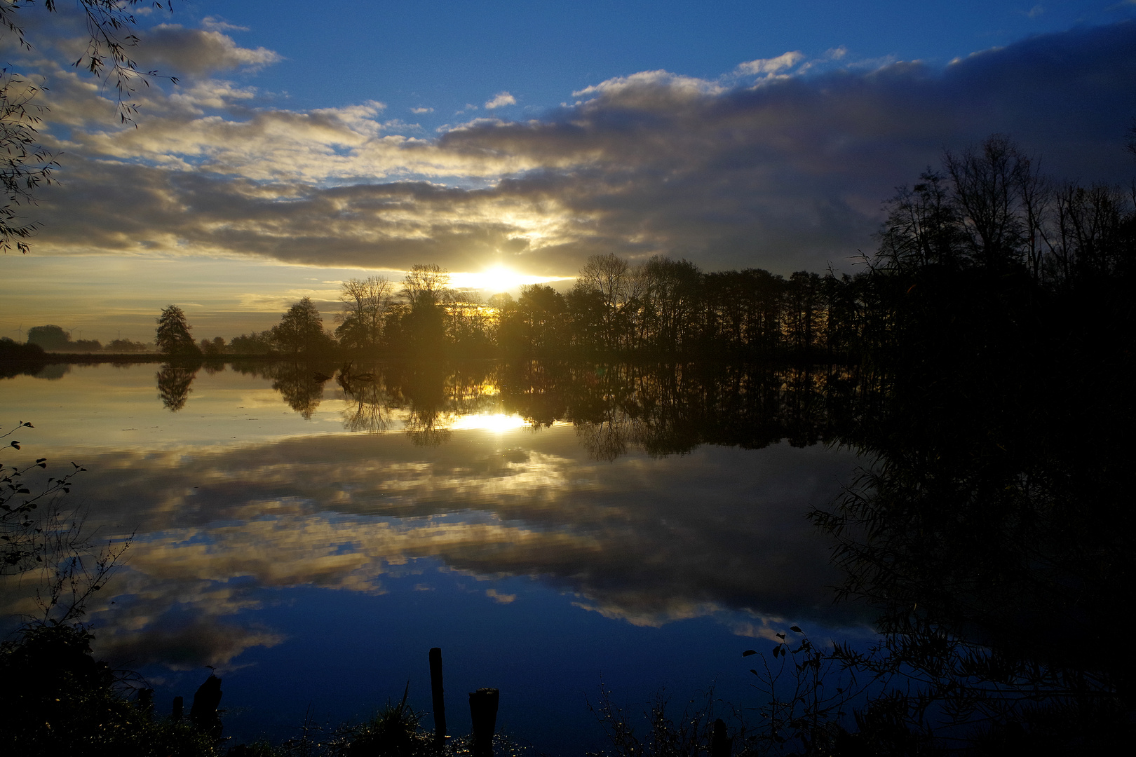 Spiegelung mit Wolken