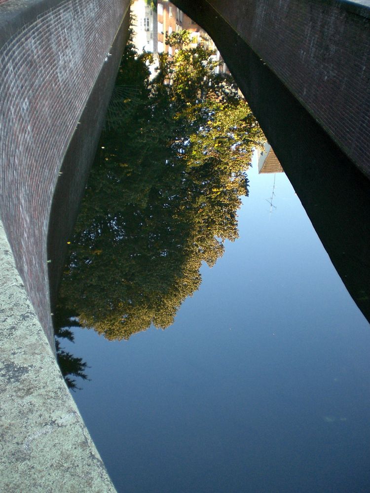 Spiegelung mitten in der Stadt