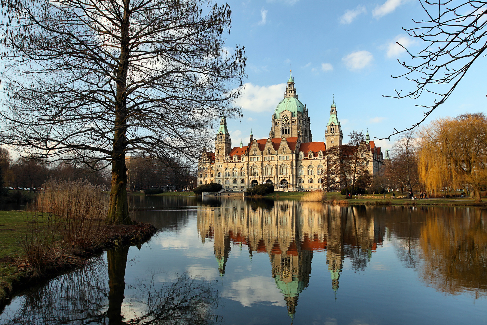 Spiegelung Neues Rathaus Hannover (01)