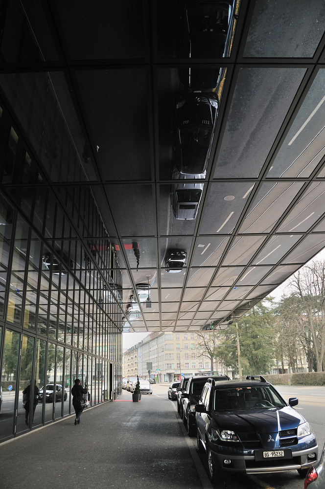 Spiegelung oder stehen die Autos wirklich Kopf, wenn es bald kein Parkplatz i.Basel gibt