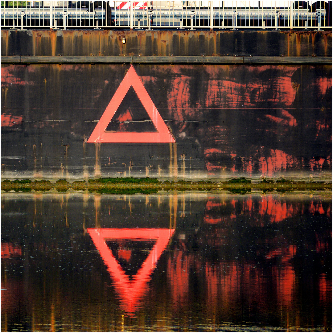 Spiegelung, rotes Dreieck