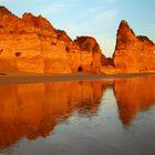 Spiegelung Sandsteinfelsen am Strand bei Portimao, Algarve