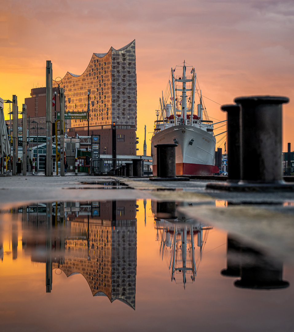 Spiegelung Sonnenaufgang Landungsbrücken Hamburg