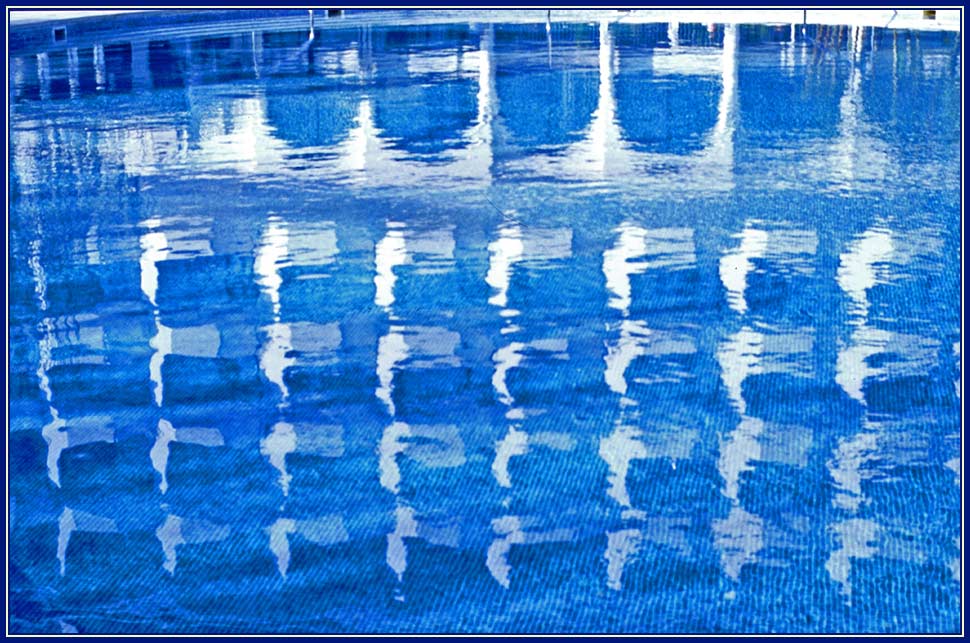 Spiegelung Swimming-Pool von Norbert Bauer