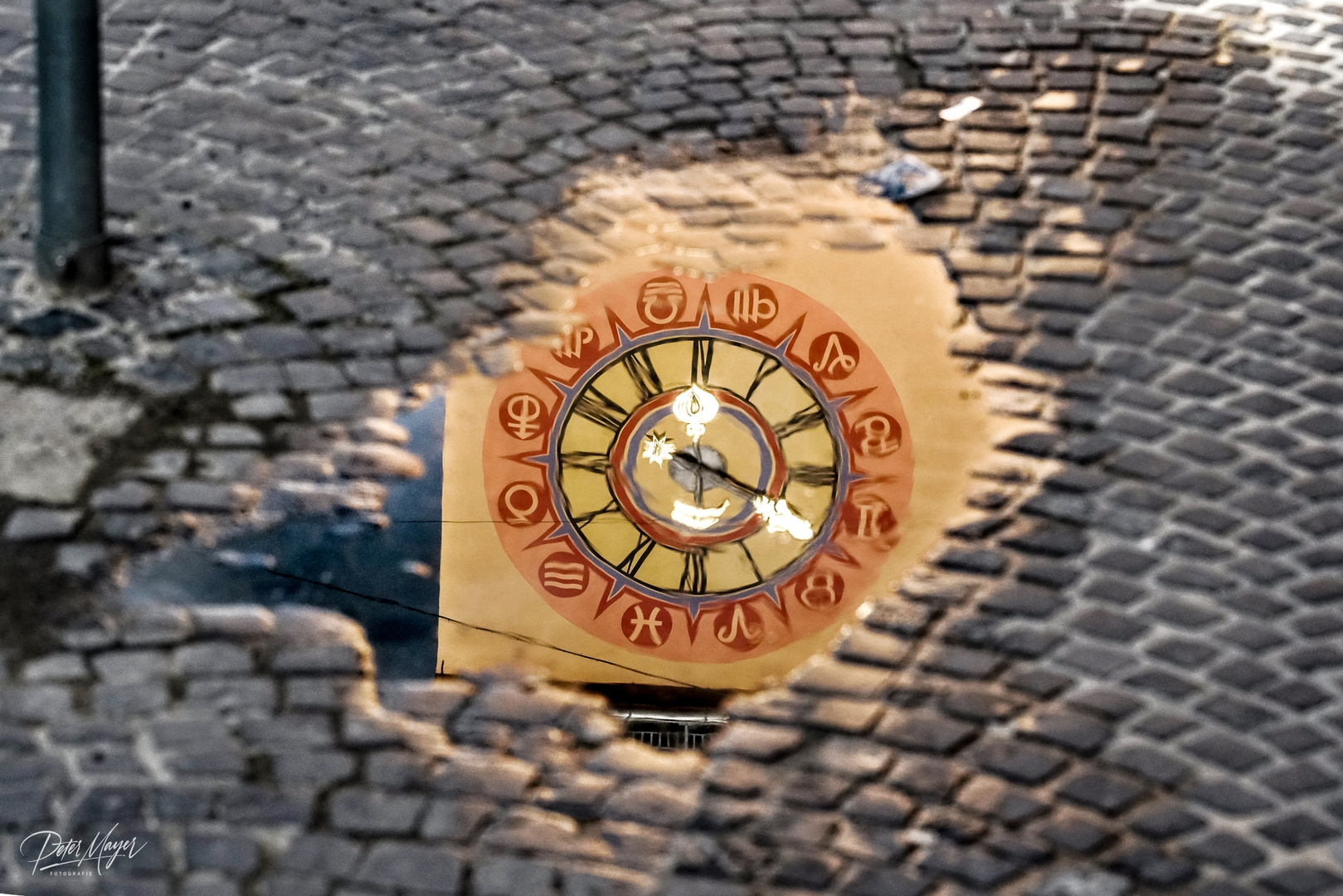 Spiegelung Uhr am Domplatz Regensburg