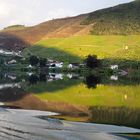 Spiegelung und Quintas (Weinbau) im Dourogebiet in Portugal