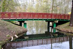 Spiegelung unter einer Brücke 