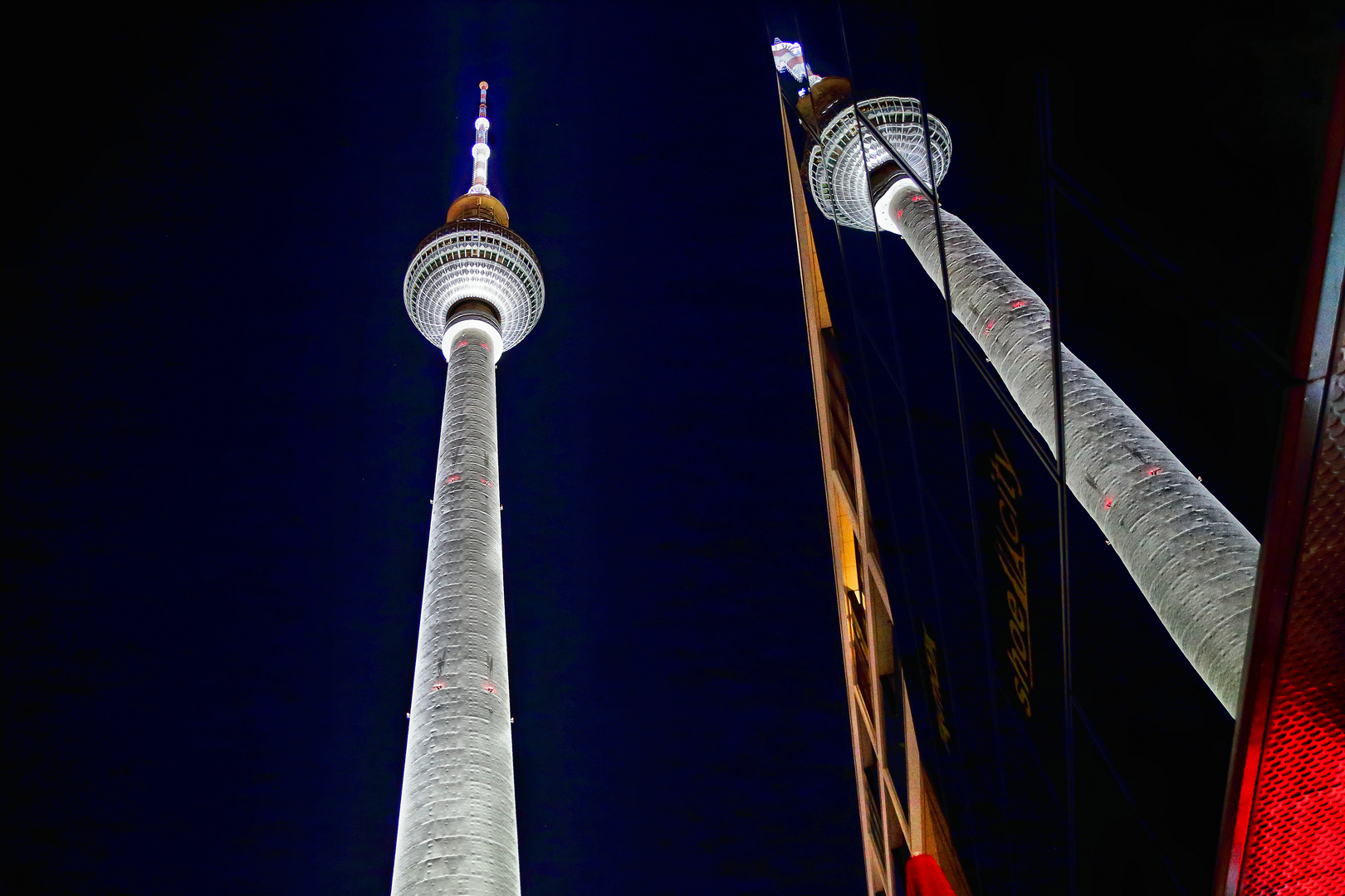 Spiegelung vom Fernsehturm - Berlin bei Nacht