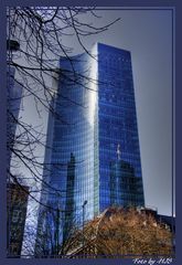 Spiegelung vom Hochhaus im Hochhaus