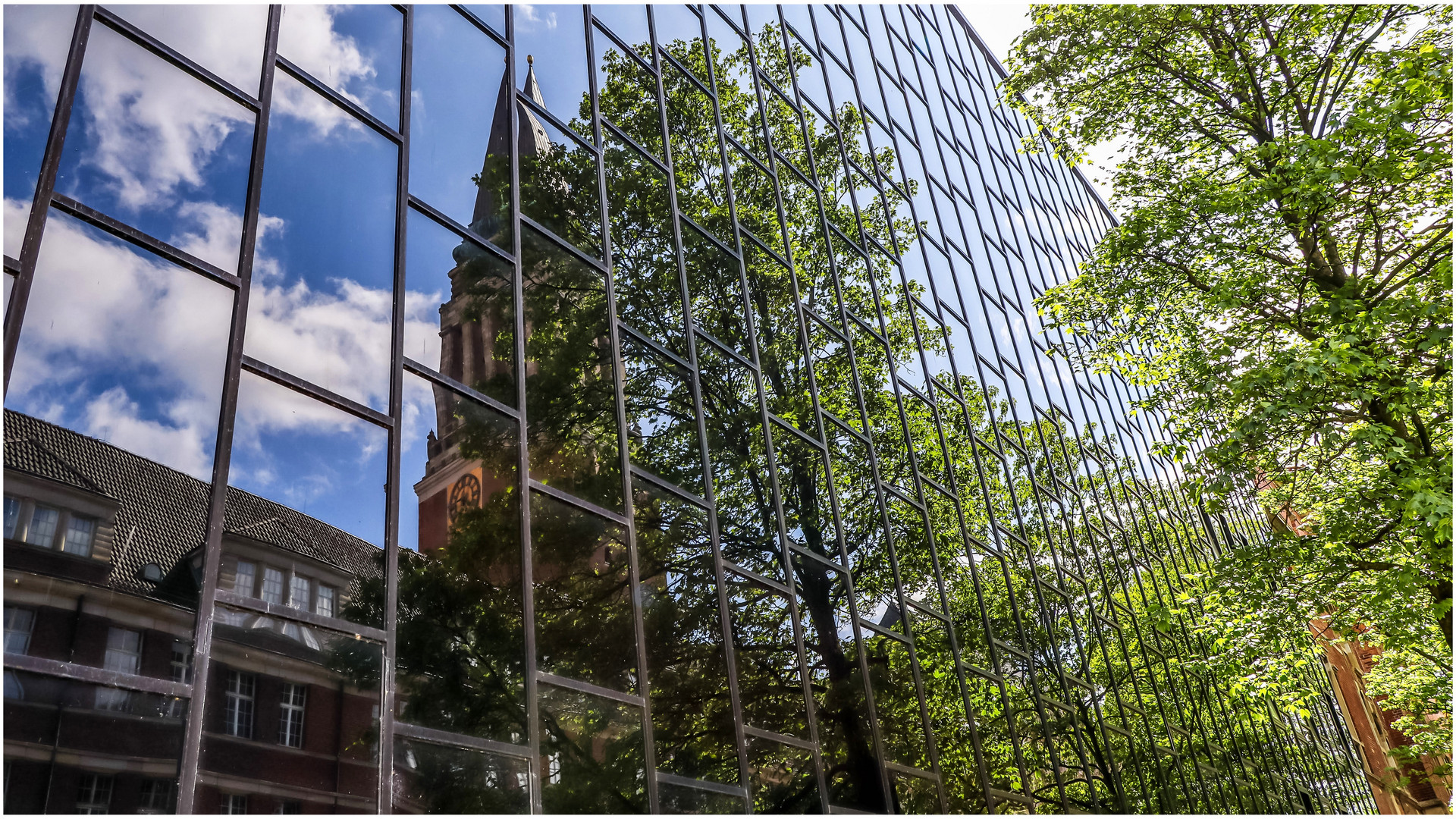 Spiegelung vom Rathaus im ….