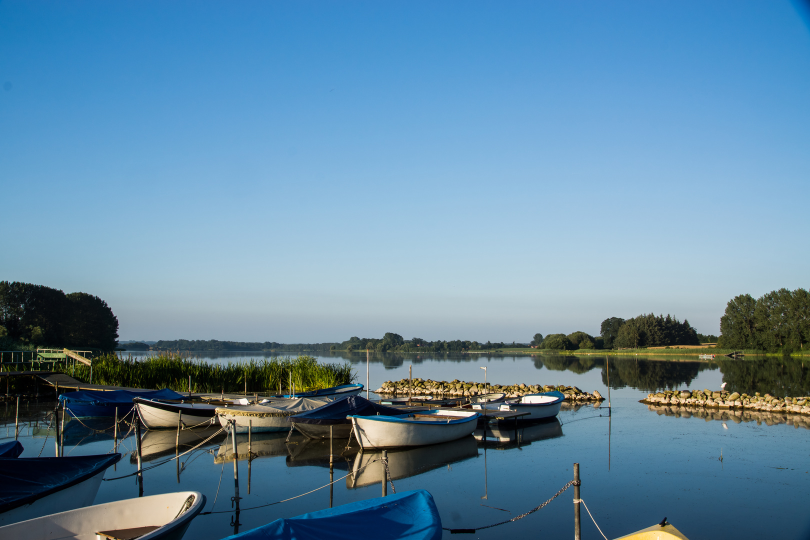 Spiegelung von Angelbooten auf dem Passader See.