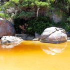 Spiegelung von Felsen in der Bucht.