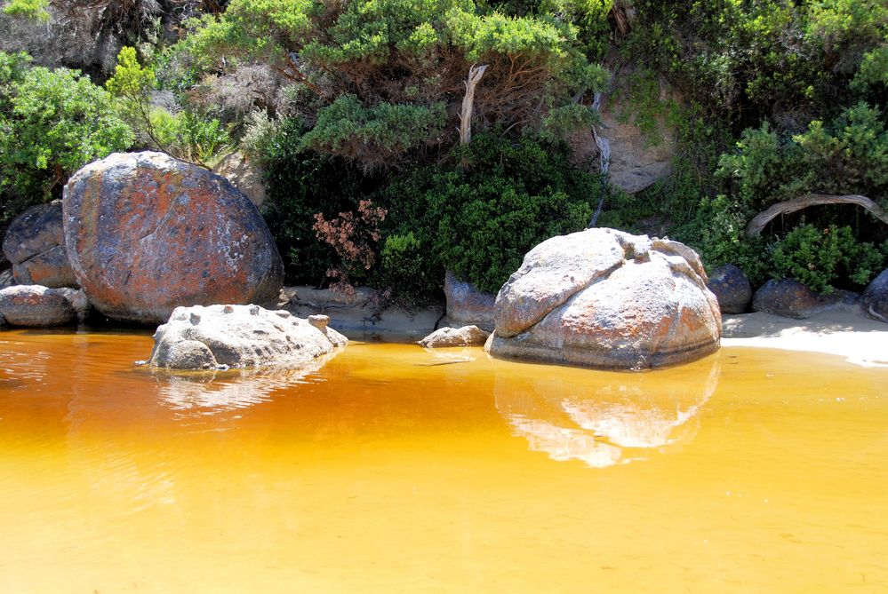 Spiegelung von Felsen in der Bucht.