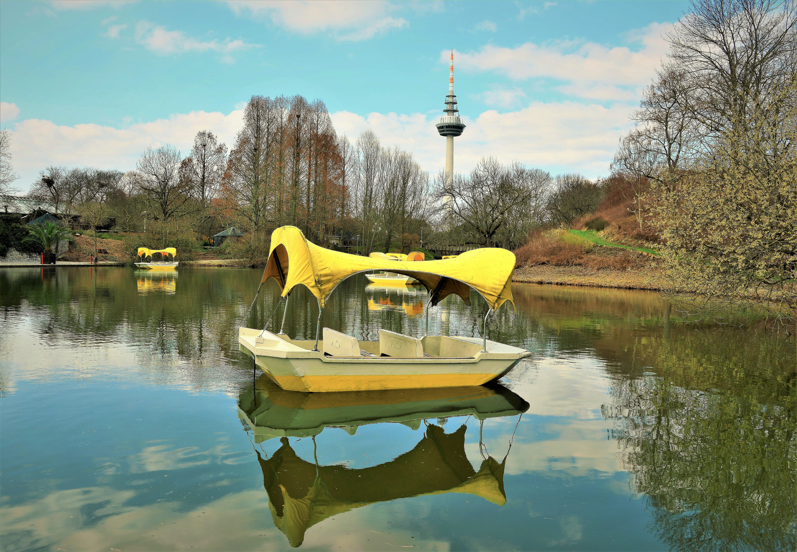 Spiegelung von Gondoletta  und Wolken 