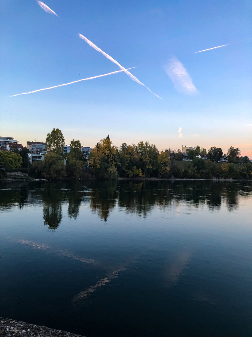 Spiegelung von Himmel und Wasser