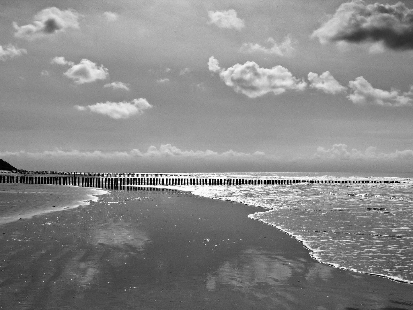 Spiegelung von Wolken und Himmel bei Ebbe