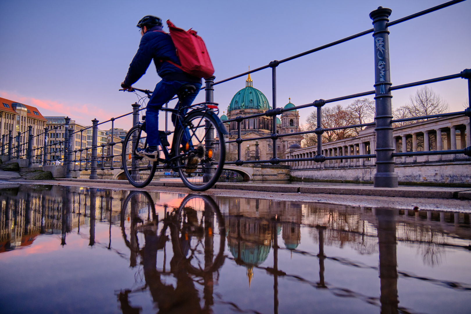 Spiegelung vor dem Berliner Dom