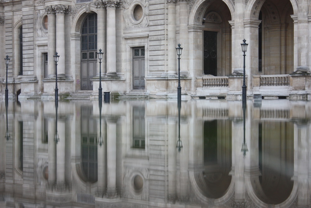Spiegelung vor dem Louvre