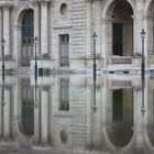 Spiegelung vor dem Louvre