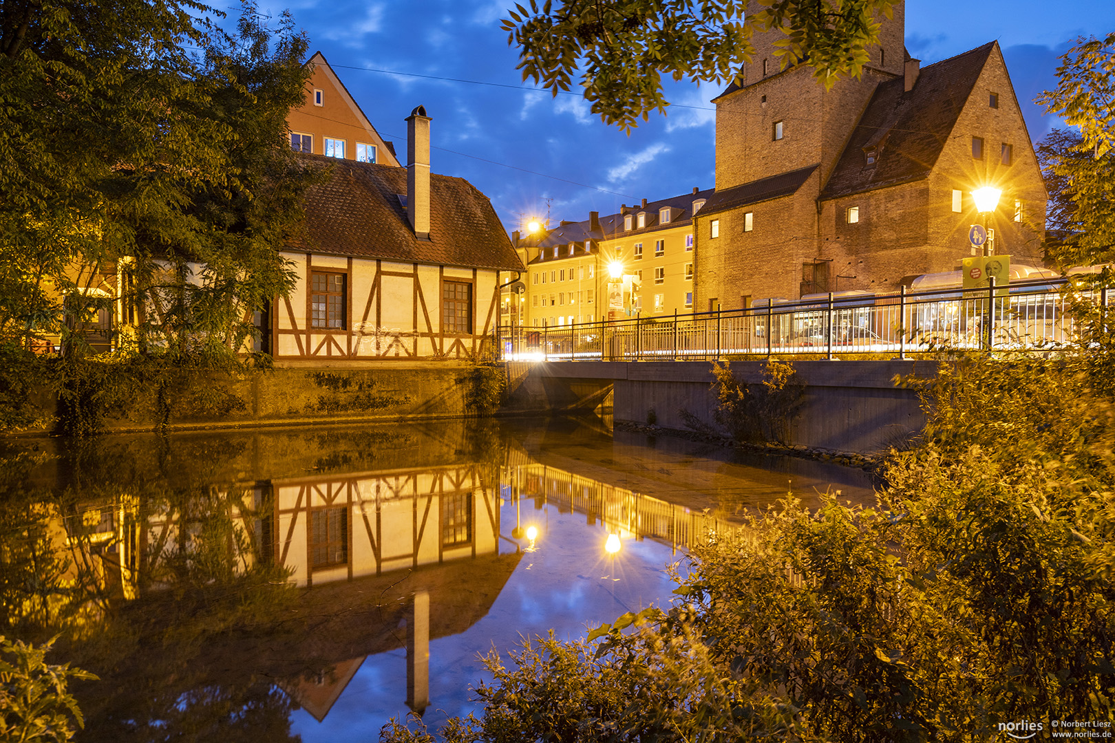 Spiegelung Zollhaus und Jakobertor