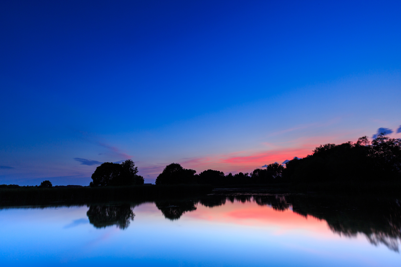 Spiegelung zur blauen Stunde