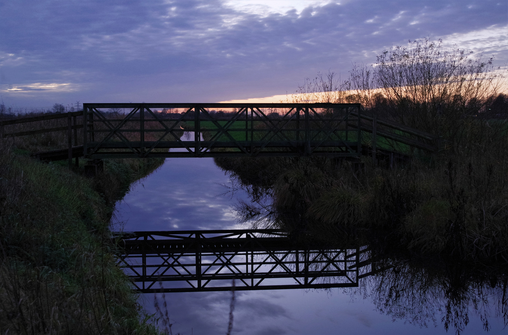 Spiegelung zur blauen Stunde