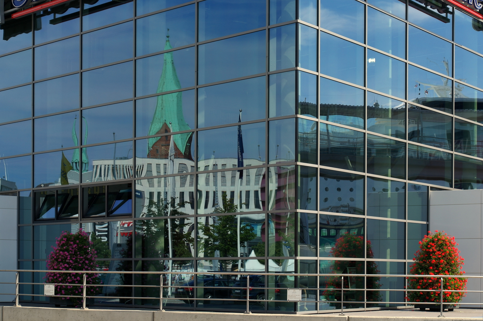 Spiegelungen am Fährterminal Schwedenkai