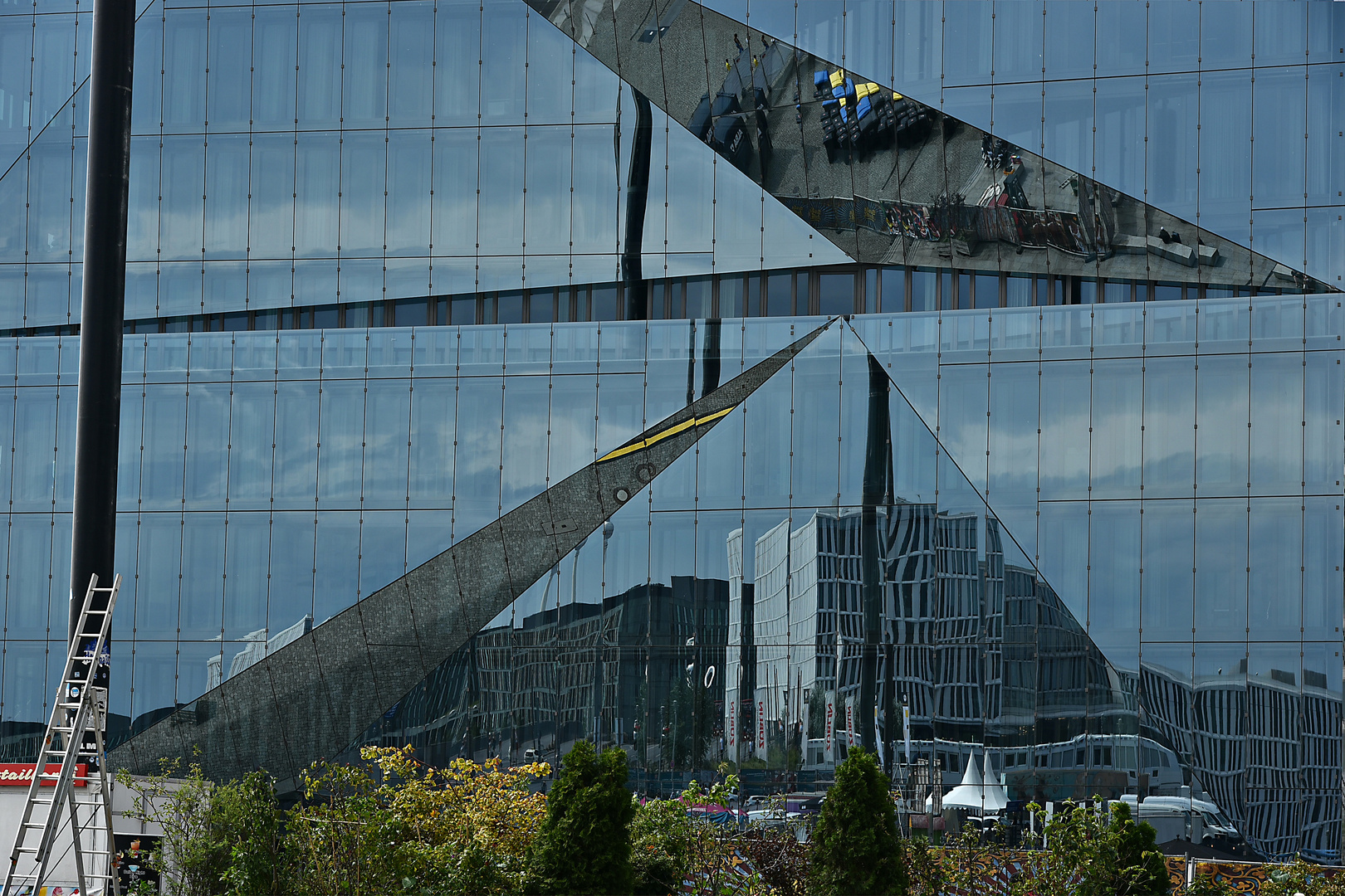 Spiegelungen am Hbf 02