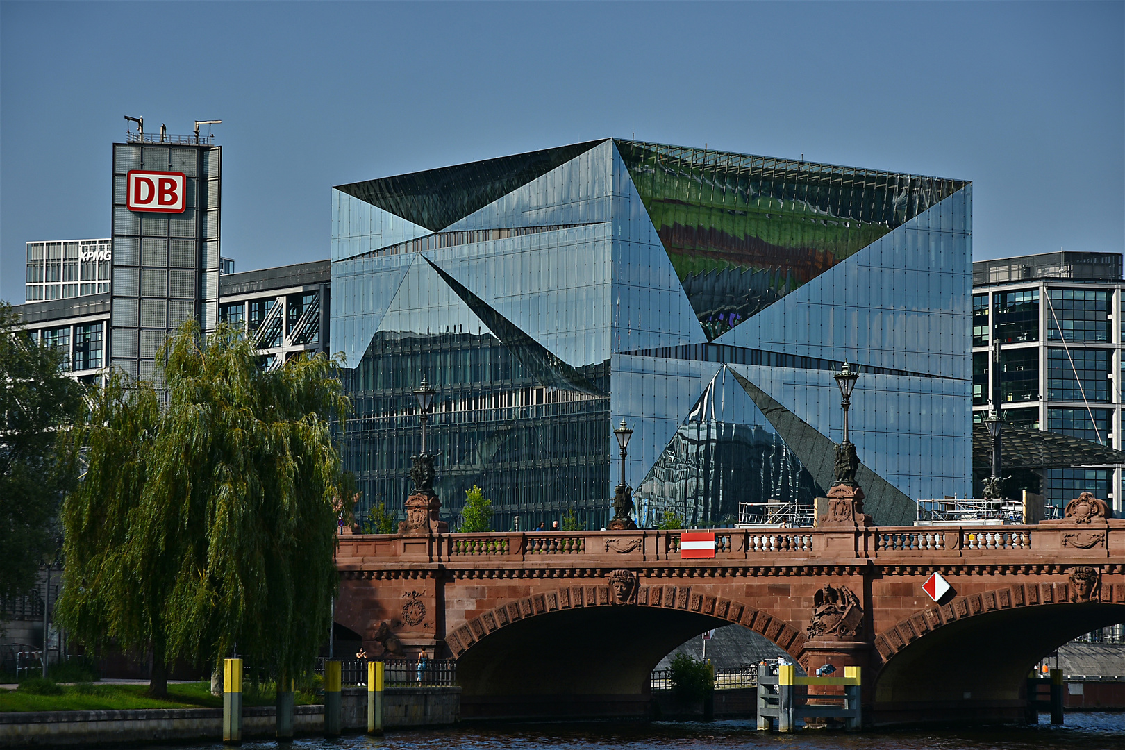 Spiegelungen am Hbf 04