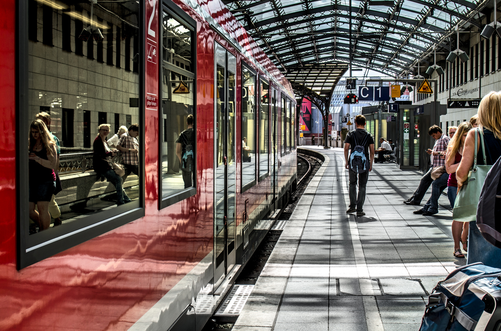 Spiegelungen, am Kölner Hbf ...