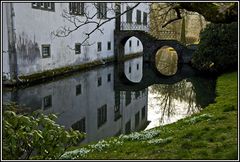 Spiegelungen am Schloss Laer bei Meschede