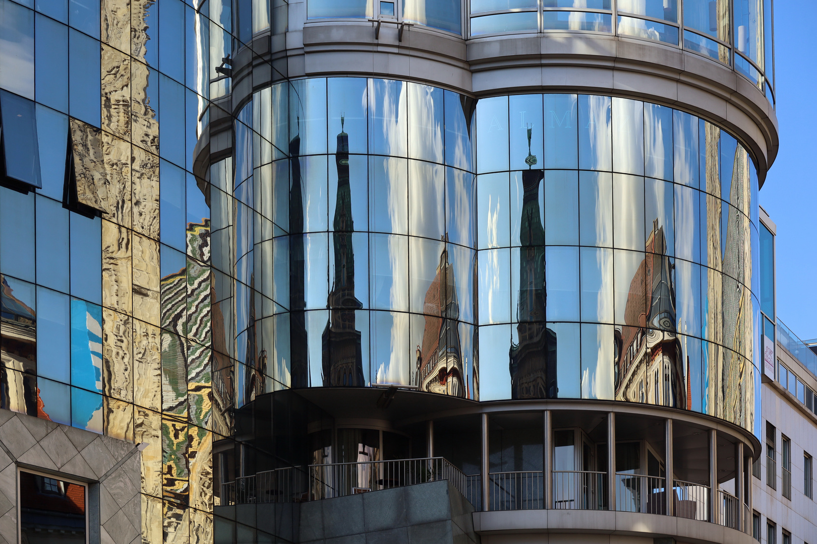 Spiegelungen am Stephansplatz in Wien