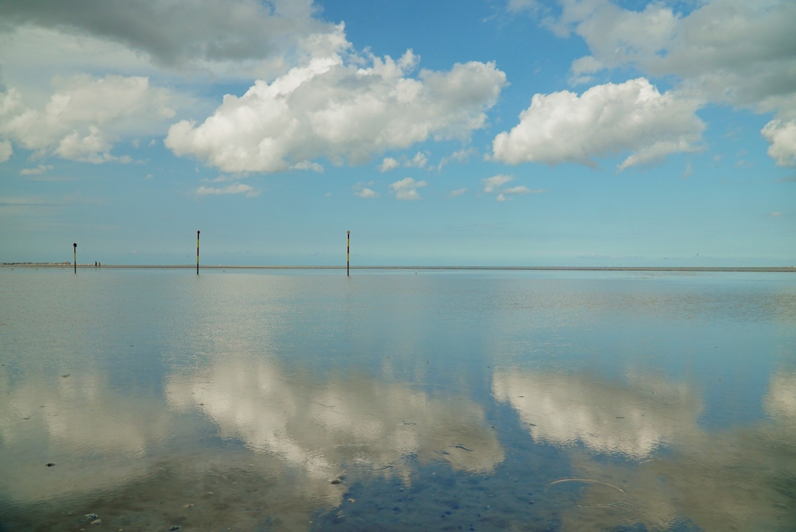 Spiegelungen am Strand von Hooksiel