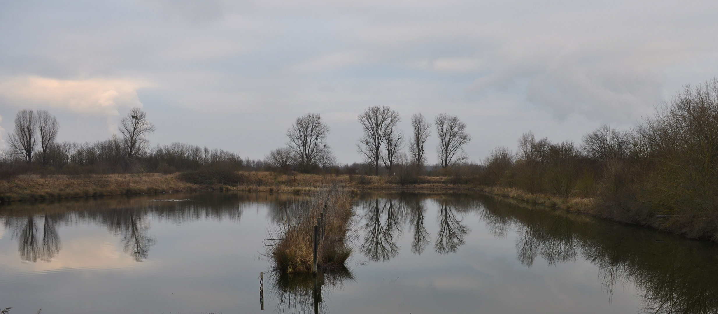 Spiegelungen am Wasser