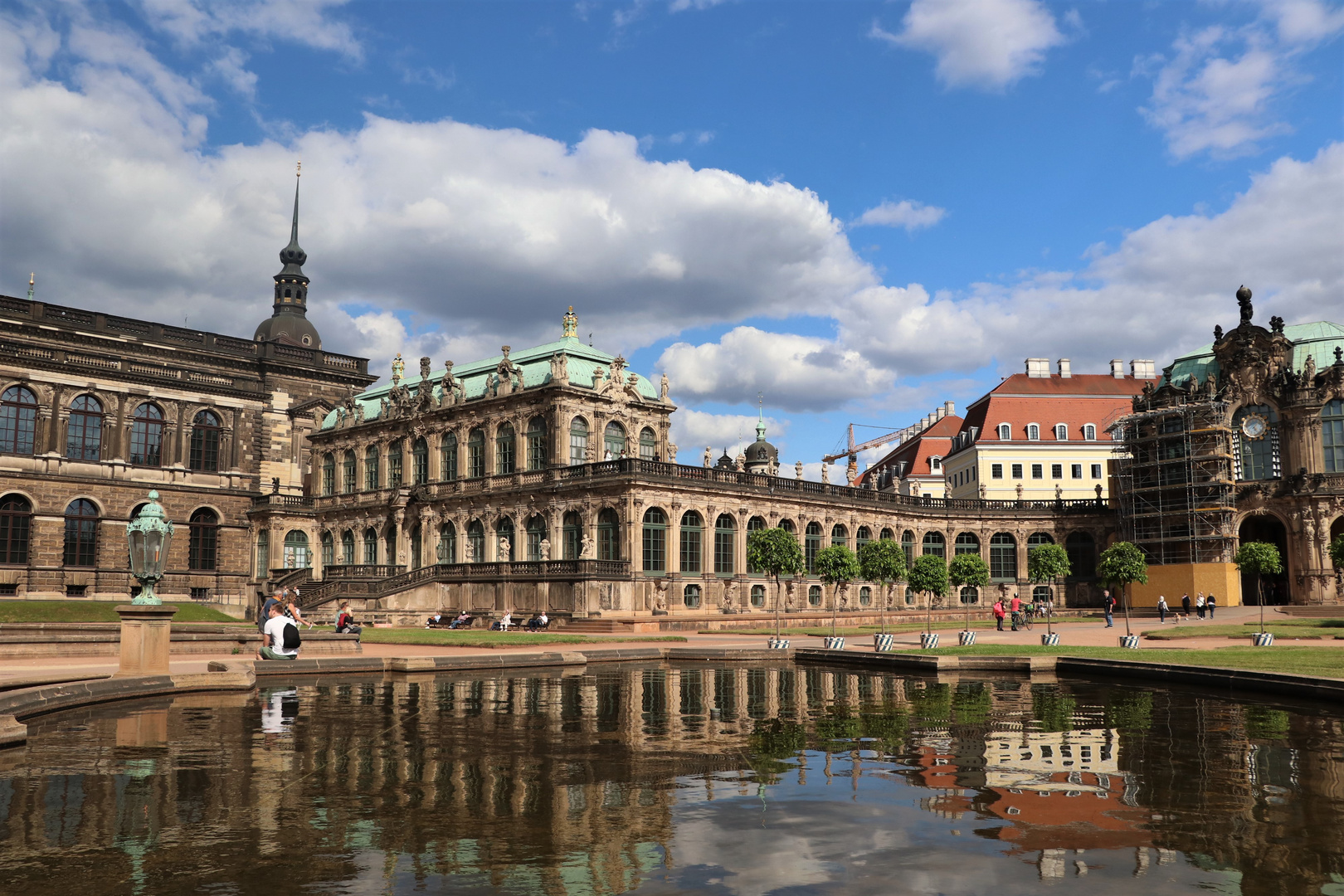 Spiegelungen am Zwinger