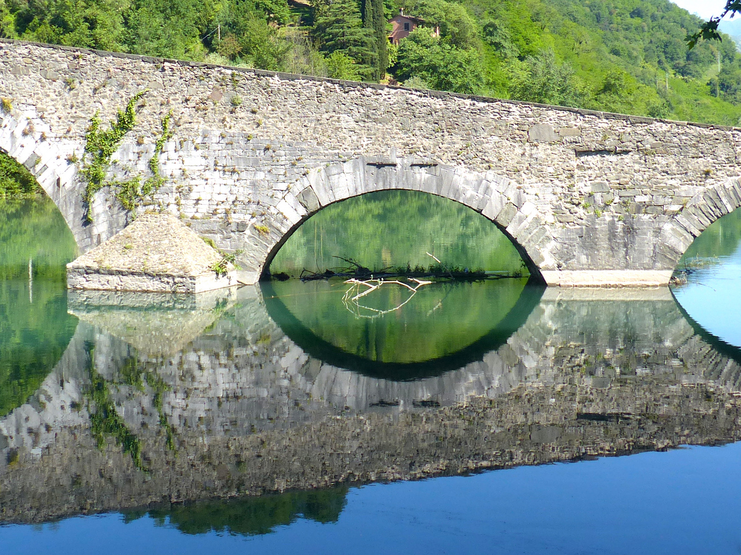 Spiegelungen an der Ponte della Maddalena (Italien)