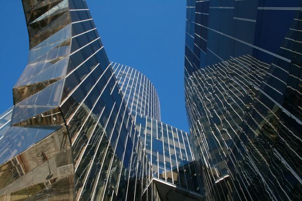 Spiegelungen an einem Gebäude in Barcelona